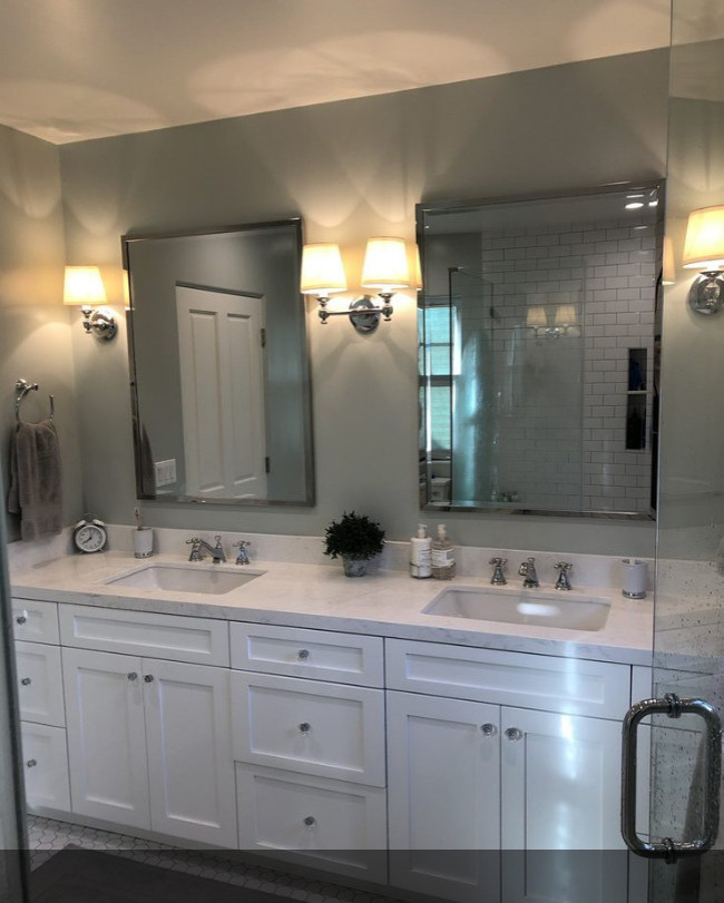 Imagen de cuarto de baño doble moderno de tamaño medio con armarios estilo shaker, puertas de armario blancas, baldosas y/o azulejos blancos, suelo blanco y encimeras blancas