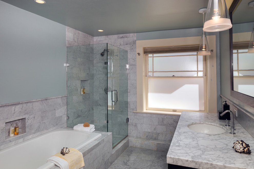 Exempel på ett mellanstort klassiskt en-suite badrum, med släta luckor, svarta skåp, ett platsbyggt badkar, en hörndusch, en toalettstol med hel cisternkåpa, vit kakel, stenkakel, grå väggar, marmorgolv, ett undermonterad handfat och marmorbänkskiva