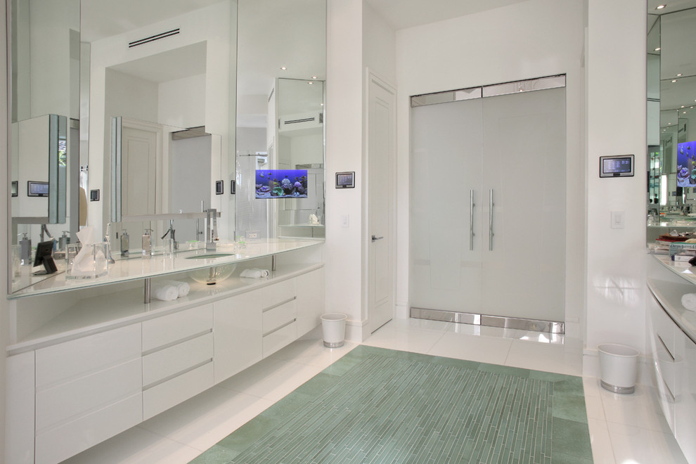 Foto di una stanza da bagno minimal con lavabo sottopiano e pavimento verde