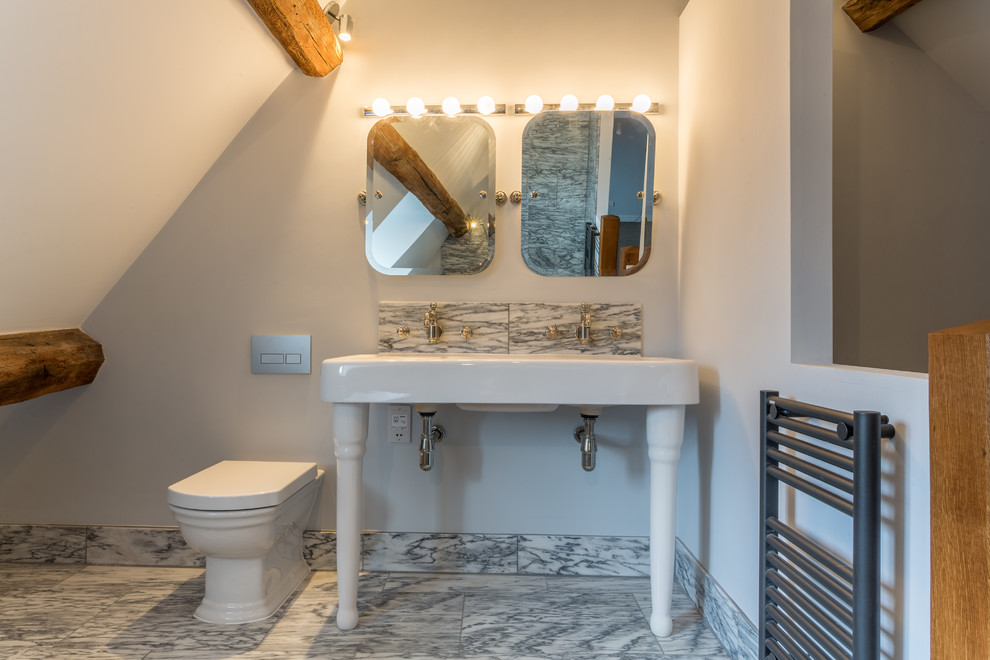 Пример оригинального дизайна: большая главная ванная комната в современном стиле с отдельно стоящей ванной, душевой комнатой, мраморным полом и консольной раковиной