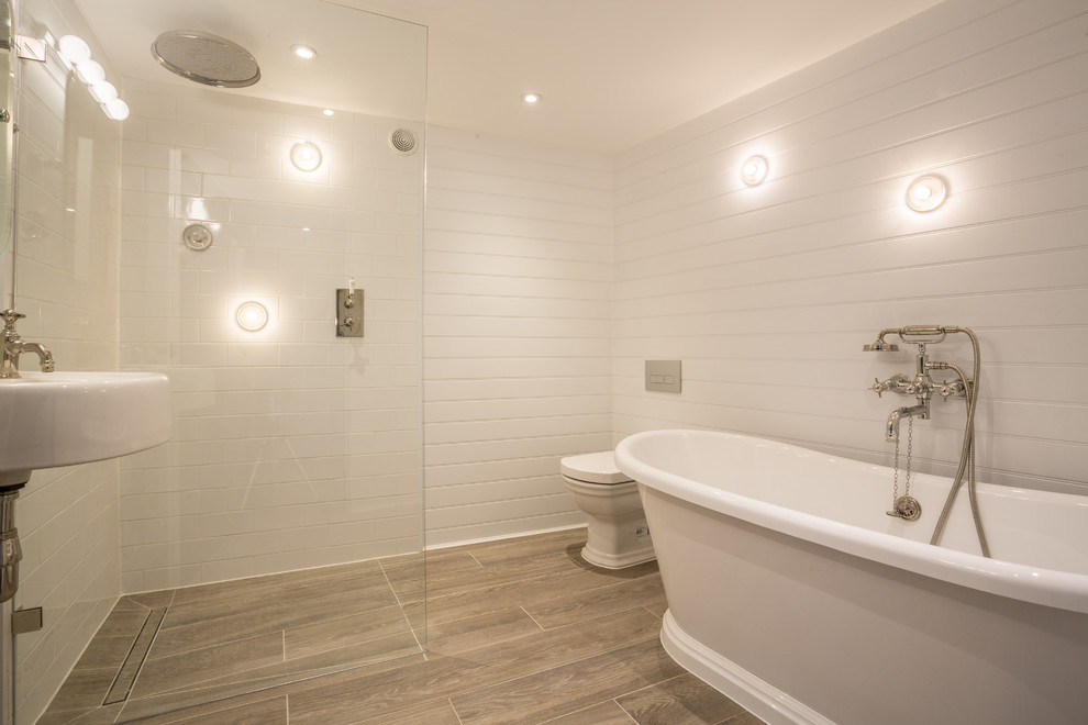 Exempel på ett litet klassiskt badrum för barn, med ett fristående badkar, våtrum, klinkergolv i porslin och ett väggmonterat handfat