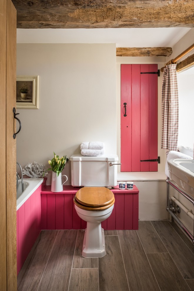 Источник вдохновения для домашнего уюта: ванная комната в стиле кантри с накладной ванной, душем над ванной, раздельным унитазом, белыми стенами, душевой кабиной, раковиной с несколькими смесителями, коричневым полом и открытым душем