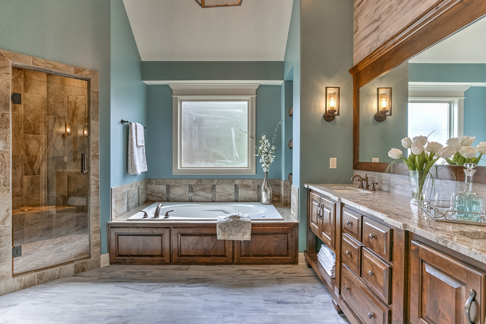 Источник вдохновения для домашнего уюта: ванная комната в классическом стиле с открытыми фасадами, синими фасадами, серой плиткой, каменной плиткой, серыми стенами, светлым паркетным полом, душевой кабиной, настольной раковиной, столешницей из гранита, накладной ванной, душем в нише и душем с распашными дверями