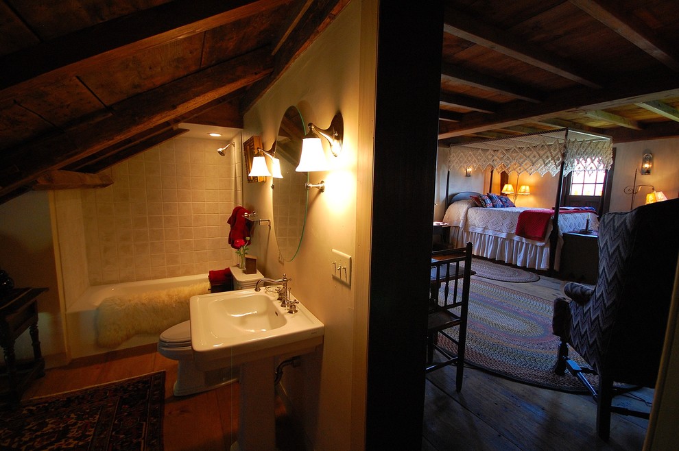Foto de cuarto de baño campestre con lavabo con pedestal, bañera empotrada y combinación de ducha y bañera