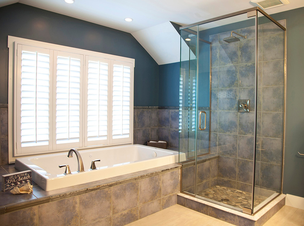 Foto på ett mellanstort amerikanskt en-suite badrum, med ett platsbyggt badkar, en hörndusch, flerfärgad kakel, keramikplattor, blå väggar, vinylgolv och dusch med gångjärnsdörr