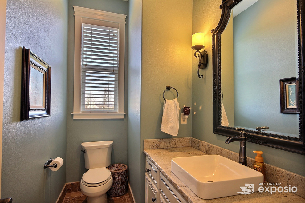 Kleines Klassisches Badezimmer mit verzierten Schränken, beigen Schränken, Wandtoilette mit Spülkasten, roten Fliesen, Porzellanfliesen, grüner Wandfarbe, Travertin, Aufsatzwaschbecken und Granit-Waschbecken/Waschtisch in Portland
