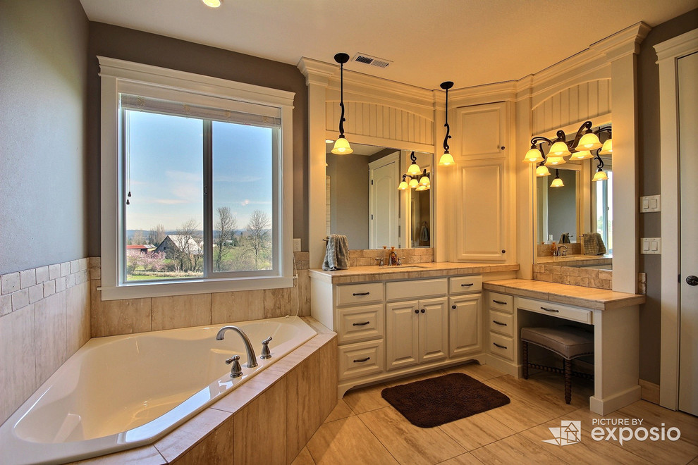 Exempel på ett stort klassiskt en-suite badrum, med möbel-liknande, vita skåp, ett hörnbadkar, en dubbeldusch, en toalettstol med separat cisternkåpa, beige kakel, porslinskakel, gröna väggar, travertin golv, ett undermonterad handfat och granitbänkskiva