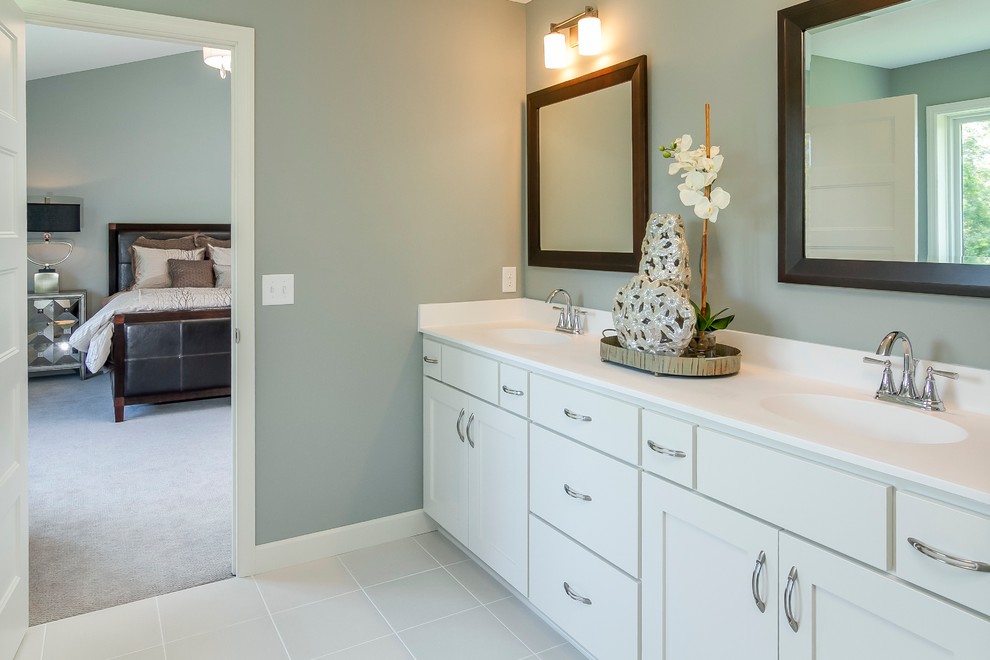 Пример оригинального дизайна: большая ванная комната в классическом стиле с плоскими фасадами, белыми фасадами, серыми стенами, душевой кабиной, монолитной раковиной и столешницей из искусственного камня
