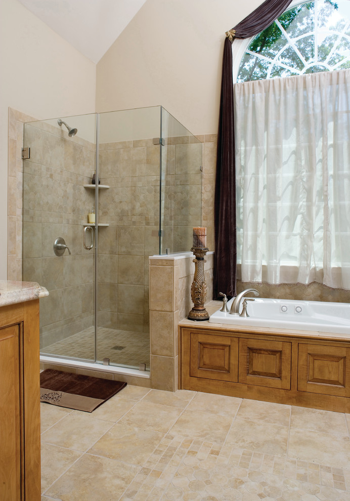 Esempio di una grande stanza da bagno padronale classica con ante in legno scuro, doccia ad angolo, piastrelle beige e pareti beige