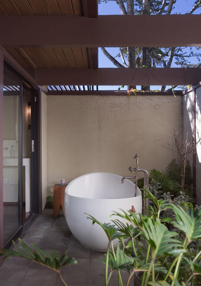 Ispirazione per una stanza da bagno padronale minimalista di medie dimensioni con vasca freestanding e lavabo integrato