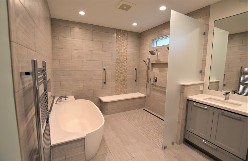 Exempel på ett stort modernt vit vitt en-suite badrum, med skåp i shakerstil, grå skåp, ett fristående badkar, en öppen dusch, grå kakel, porslinskakel, grå väggar, klinkergolv i porslin, ett undermonterad handfat, bänkskiva i akrylsten och vitt golv