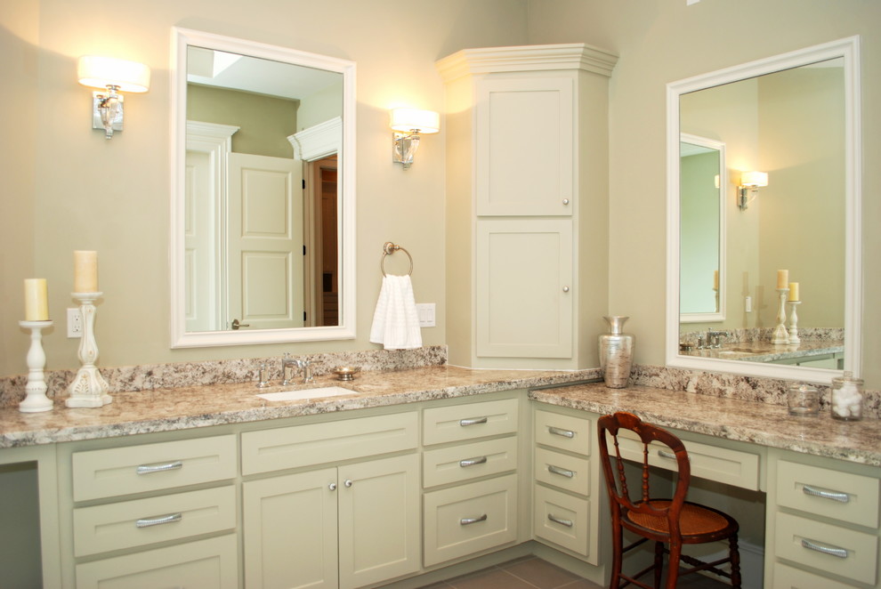 Idee per una grande stanza da bagno padronale classica con lavabo sottopiano, ante in stile shaker, ante grigie, top in marmo, pareti grigie e pavimento con piastrelle in ceramica