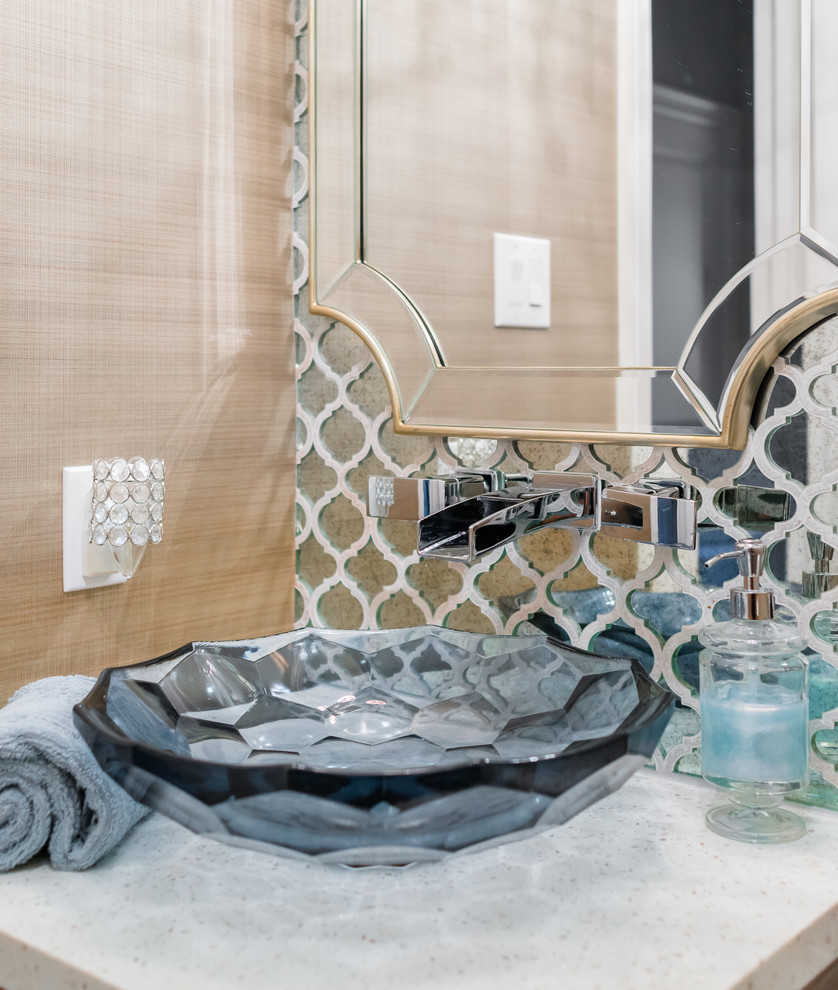 Klassische Gästetoilette mit Spiegelfliesen, weißer Waschtischplatte, Tapetenwänden, brauner Wandfarbe, Aufsatzwaschbecken und Quarzwerkstein-Waschtisch in Houston