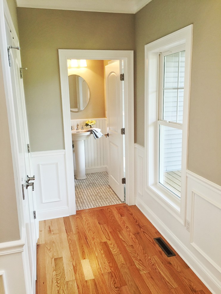 Diseño de cuarto de baño clásico renovado pequeño con paredes beige, suelo vinílico, aseo y ducha y lavabo con pedestal