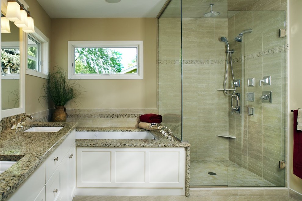 Idéer för mellanstora vintage en-suite badrum, med luckor med infälld panel, vita skåp, ett undermonterat badkar, en hörndusch, beige väggar, ett undermonterad handfat och granitbänkskiva