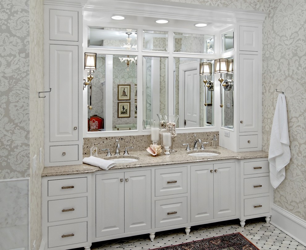 ミネアポリスにあるトラディショナルスタイルのおしゃれな浴室 (アンダーカウンター洗面器、レイズドパネル扉のキャビネット、白いキャビネット、御影石の洗面台、ベージュのカウンター) の写真
