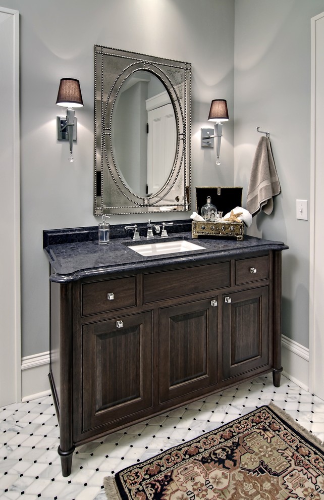 Exempel på ett klassiskt badrum, med mosaik, luckor med upphöjd panel, skåp i mörkt trä, grå väggar, ett undermonterad handfat och granitbänkskiva