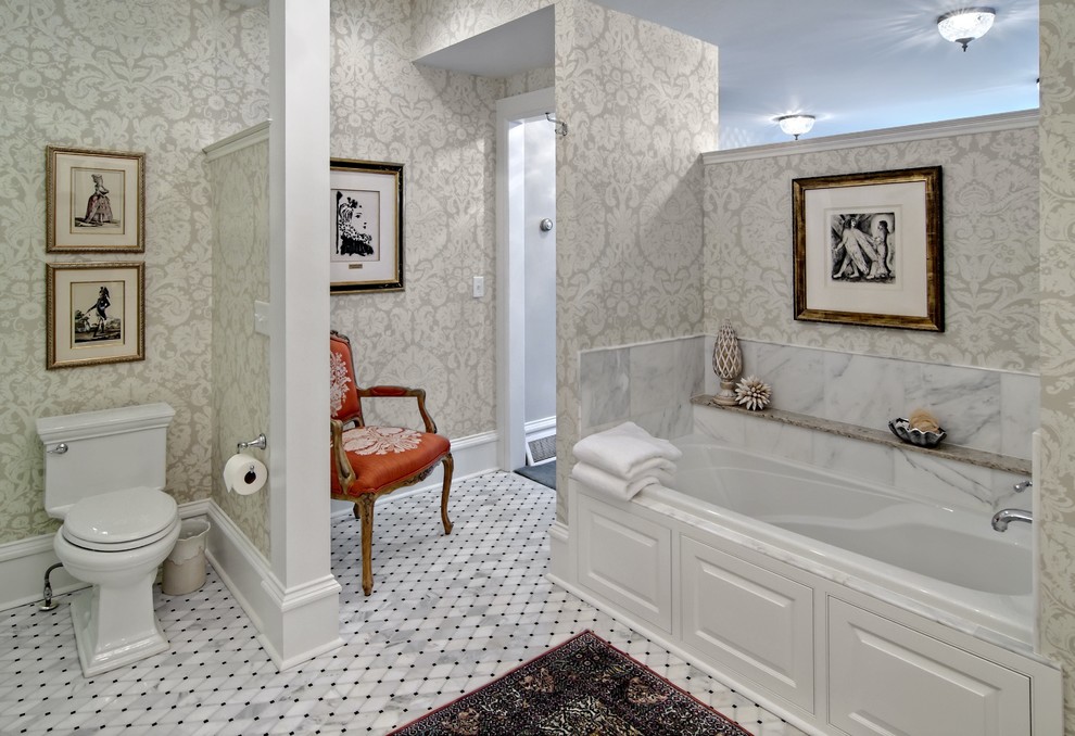 Cette image montre une salle de bain principale traditionnelle de taille moyenne avec mosaïque, un mur multicolore, une baignoire en alcôve, WC séparés et un sol en marbre.