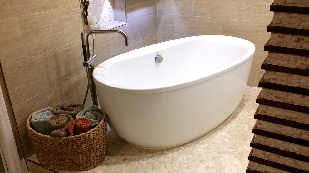 Inspiration för ett funkis badrum, med ett fristående badkar, flerfärgad kakel, mosaik, beige väggar och mosaikgolv