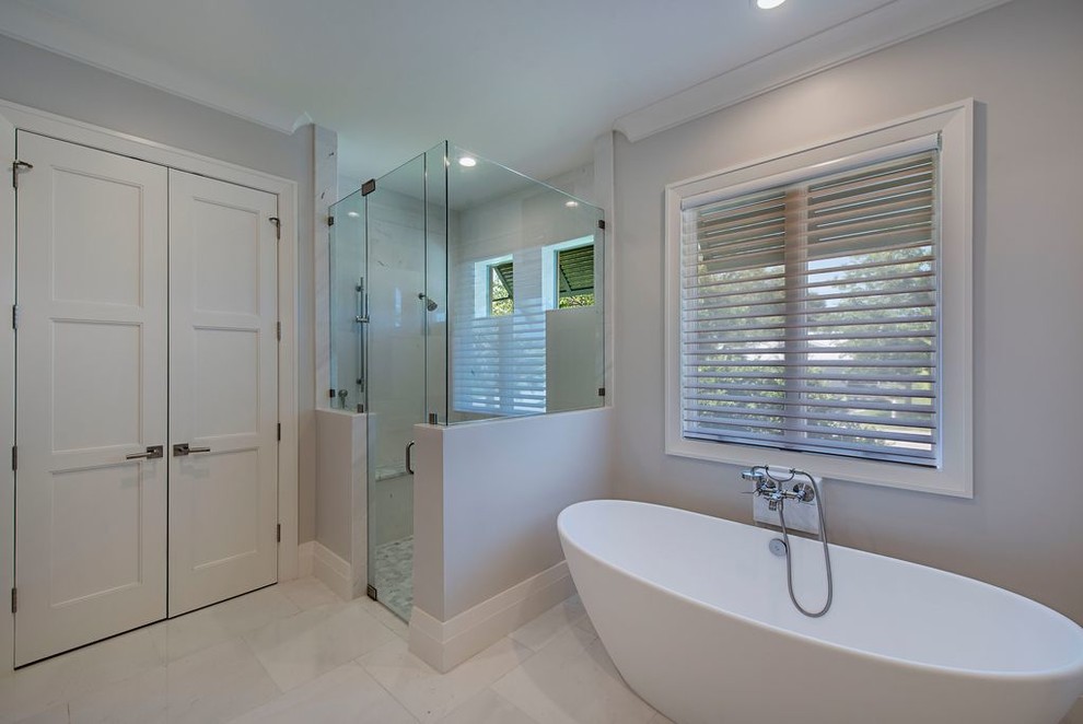 Modern inredning av ett stort en-suite badrum, med luckor med infälld panel, gula skåp, ett fristående badkar, grå väggar, klinkergolv i porslin, ett nedsänkt handfat och granitbänkskiva