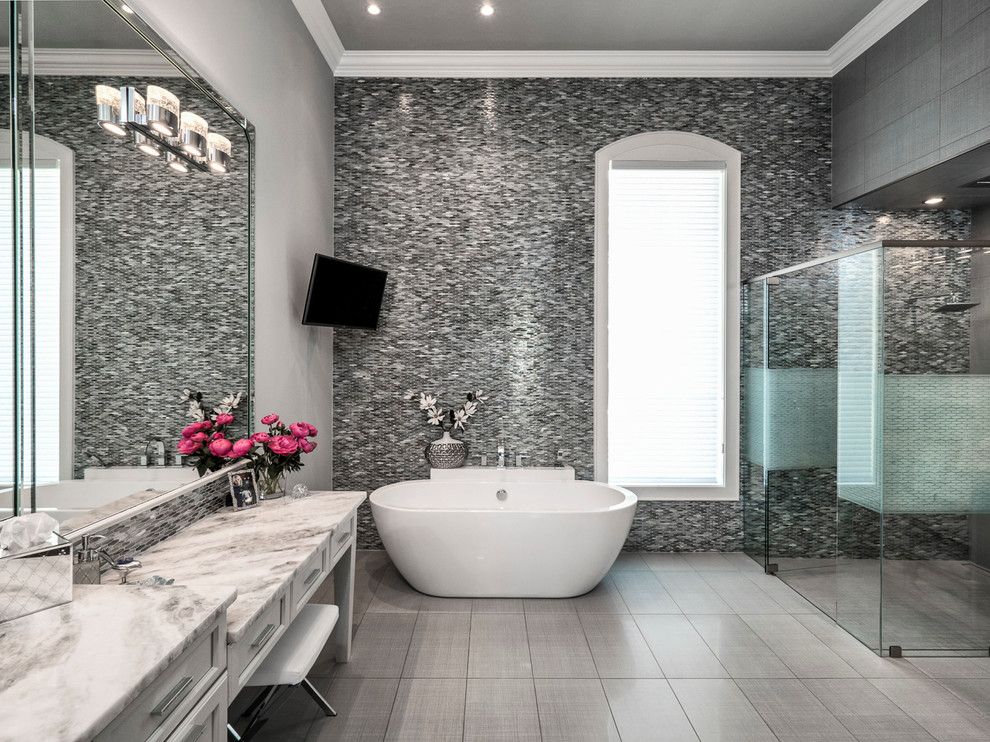Idéer för mellanstora vintage en-suite badrum, med vita skåp, ett fristående badkar, en kantlös dusch, svart kakel, grå kakel, vit kakel, skåp i shakerstil, mosaik, blå väggar, klinkergolv i keramik och dusch med gångjärnsdörr