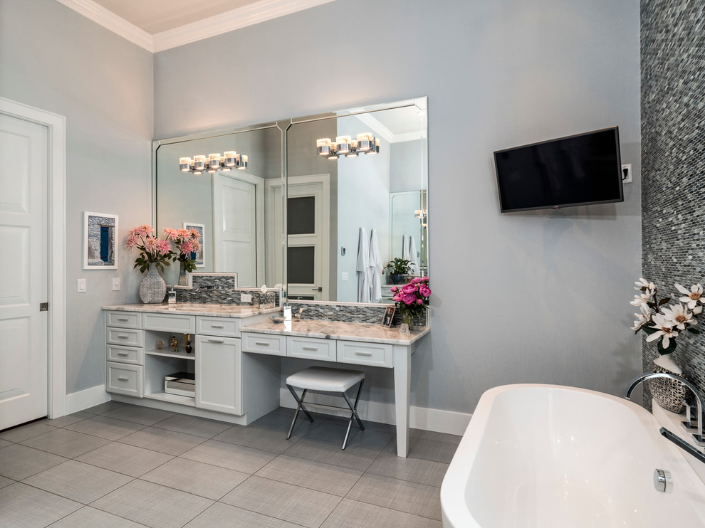 Inspiration för mellanstora moderna en-suite badrum, med skåp i shakerstil, vita skåp, ett fristående badkar, blå kakel, keramikplattor, grå väggar, klinkergolv i keramik, ett undermonterad handfat och granitbänkskiva