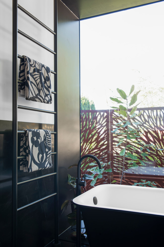 Стильный дизайн: маленькая главная ванная комната в стиле модернизм с плоскими фасадами, черными фасадами, отдельно стоящей ванной, открытым душем, инсталляцией, белой плиткой, мраморной плиткой, белыми стенами, мраморным полом, раковиной с пьедесталом, черным полом и открытым душем для на участке и в саду - последний тренд