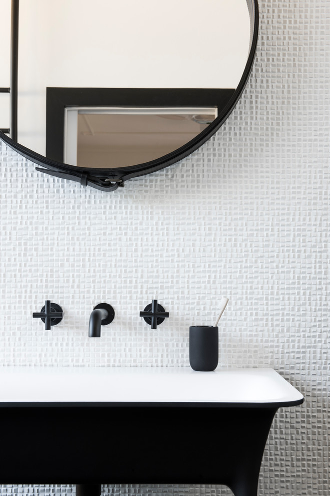 Стильный дизайн: маленькая главная ванная комната в стиле модернизм с плоскими фасадами, черными фасадами, отдельно стоящей ванной, открытым душем, инсталляцией, белой плиткой, мраморной плиткой, белыми стенами, мраморным полом, раковиной с пьедесталом, черным полом и открытым душем для на участке и в саду - последний тренд