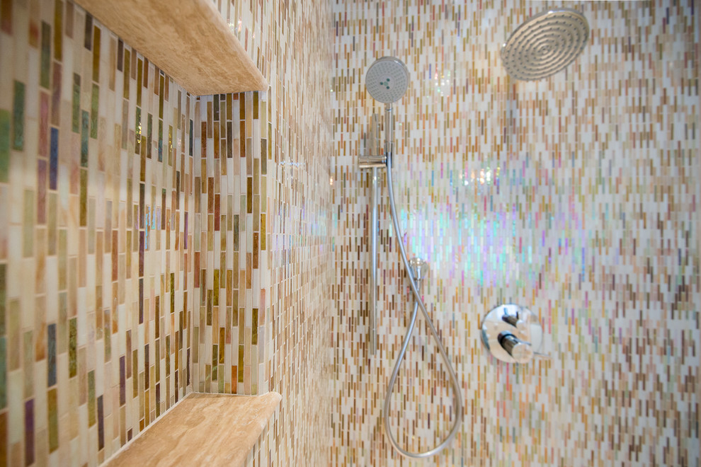 Idée de décoration pour une salle d'eau design en bois brun de taille moyenne avec un plan vasque, un placard à porte plane, un plan de toilette en quartz modifié, une douche à l'italienne, WC à poser, un carrelage multicolore, un carrelage en pâte de verre, un mur beige et un sol en calcaire.