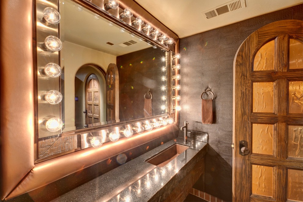 Источник вдохновения для домашнего уюта: ванная комната в средиземноморском стиле с врезной раковиной