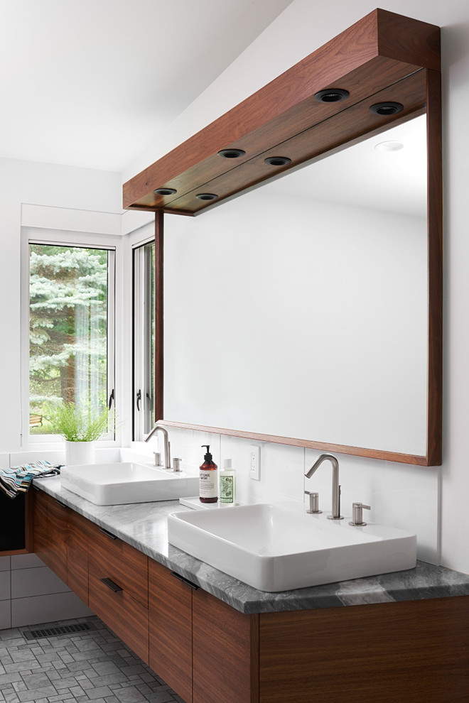 Idées déco pour une salle de bain grise et blanche contemporaine en bois foncé avec un placard à porte plane, un mur blanc et une vasque.