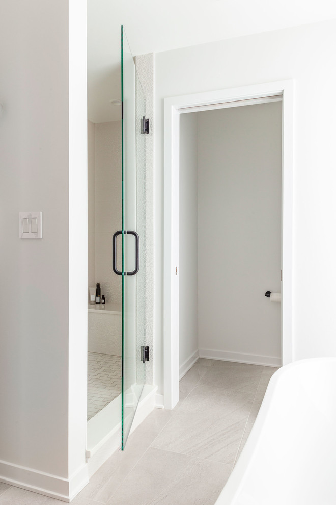 Modelo de cuarto de baño principal vintage con armarios con paneles lisos, puertas de armario de madera clara y encimeras blancas