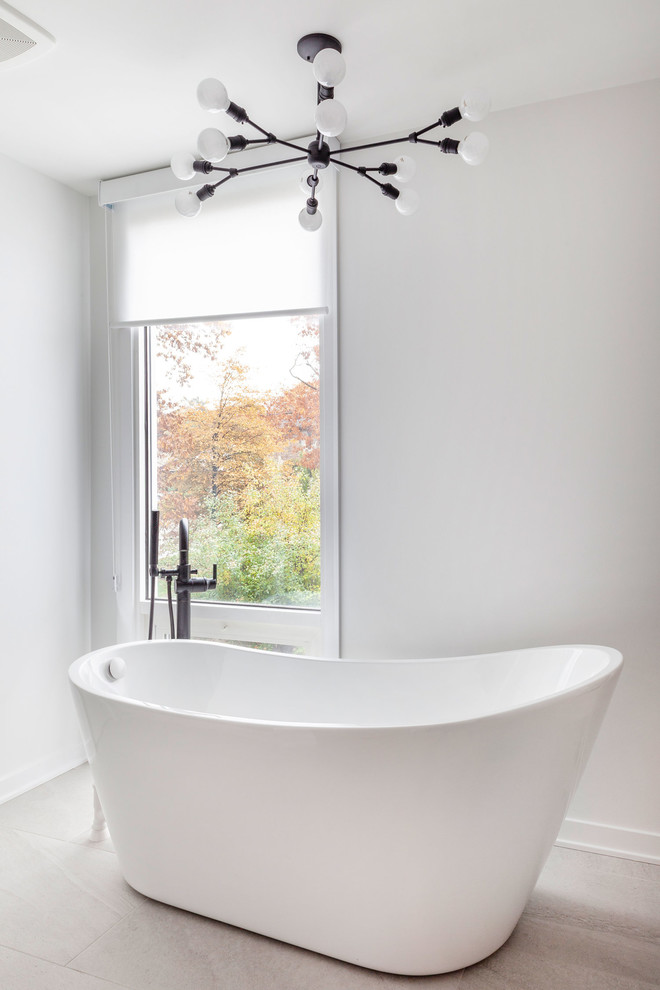Esempio di una stanza da bagno padronale moderna con ante lisce, ante in legno chiaro e top bianco