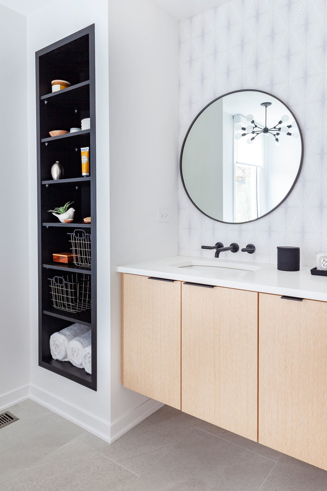 Idee per una stanza da bagno padronale moderna con ante lisce, ante in legno chiaro, top bianco, pareti bianche, lavabo sottopiano e pavimento grigio