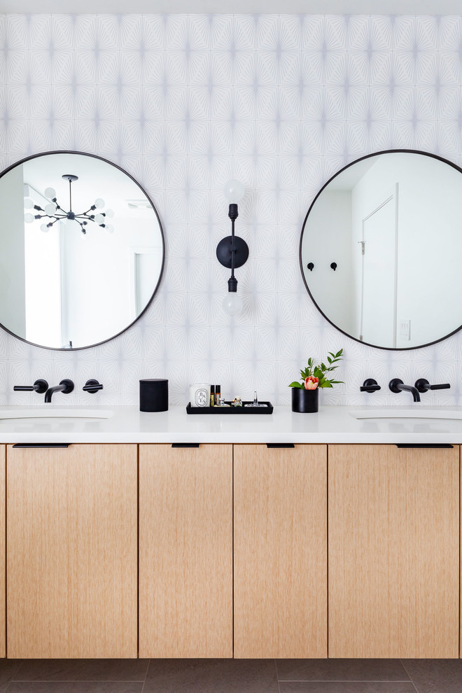 Retro Badezimmer En Suite mit flächenbündigen Schrankfronten, hellen Holzschränken und weißer Waschtischplatte in Chicago