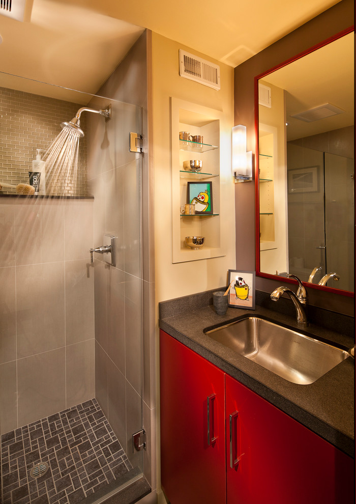 Idéer för ett mellanstort modernt badrum, med ett undermonterad handfat, släta luckor, röda skåp, en dusch i en alkov, beige kakel och beige väggar