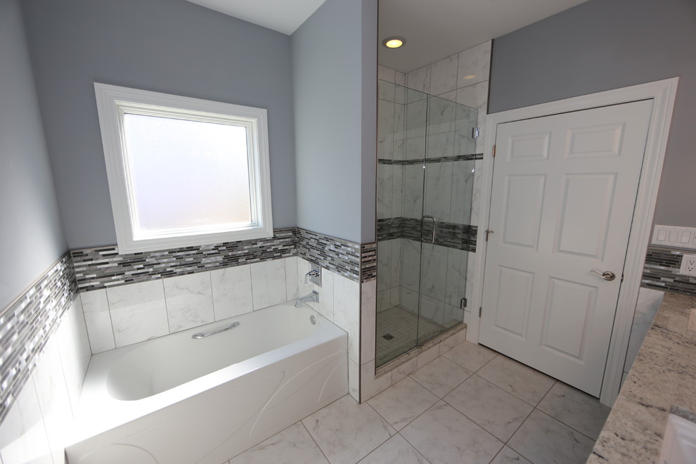 Bild på ett mellanstort vintage en-suite badrum, med ett undermonterad handfat, luckor med upphöjd panel, skåp i mellenmörkt trä, granitbänkskiva, ett badkar i en alkov, en dusch i en alkov, en toalettstol med separat cisternkåpa, vit kakel, porslinskakel, blå väggar och klinkergolv i porslin