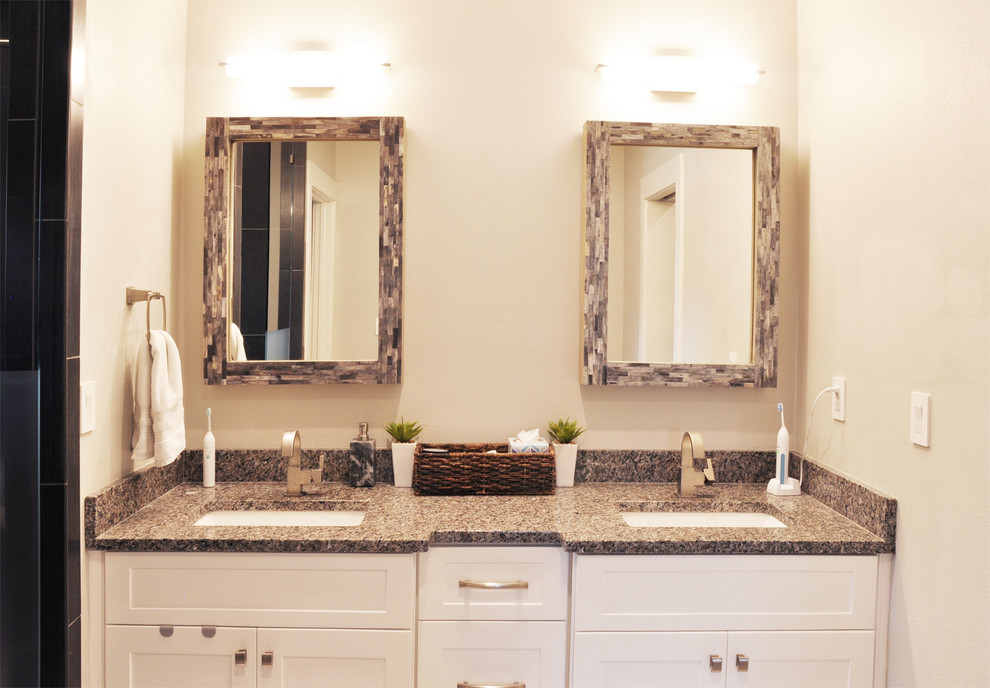 Mittelgroßes Klassisches Badezimmer mit Schrankfronten im Shaker-Stil, weißen Schränken, dunklem Holzboden, Unterbauwaschbecken, Granit-Waschbecken/Waschtisch und braunem Boden in Miami
