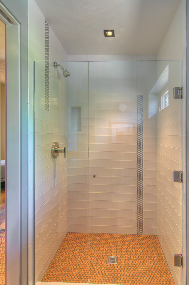 Modelo de cuarto de baño principal clásico renovado pequeño con armarios con paneles lisos, puertas de armario de madera clara, ducha empotrada, baldosas y/o azulejos blancos, baldosas y/o azulejos de metal, paredes grises y suelo de corcho