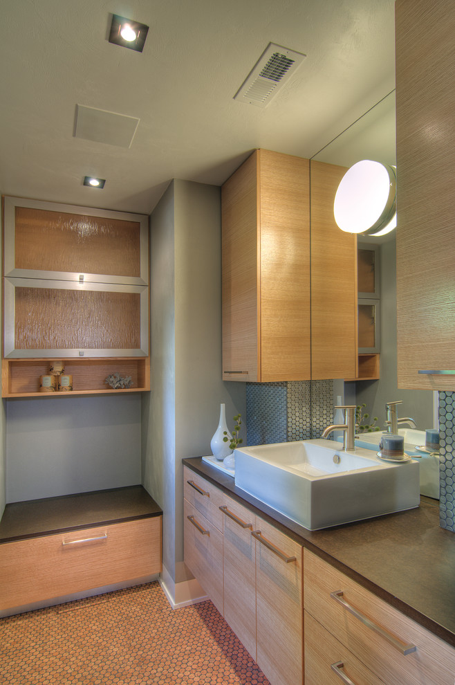 Idéer för att renovera ett litet funkis brun brunt en-suite badrum, med ett fristående handfat, släta luckor, skåp i ljust trä, kakel i metall, grå väggar, korkgolv och brunt golv