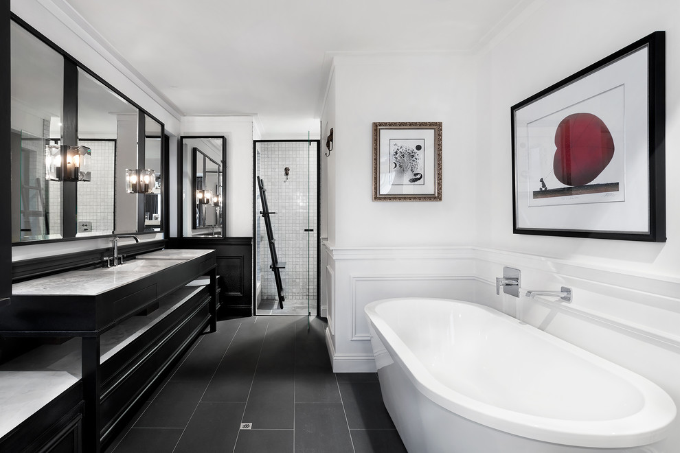 Réalisation d'une salle de bain principale design avec un placard sans porte, une baignoire indépendante, un espace douche bain, un carrelage gris, un mur blanc, un sol noir et un plan de toilette beige.
