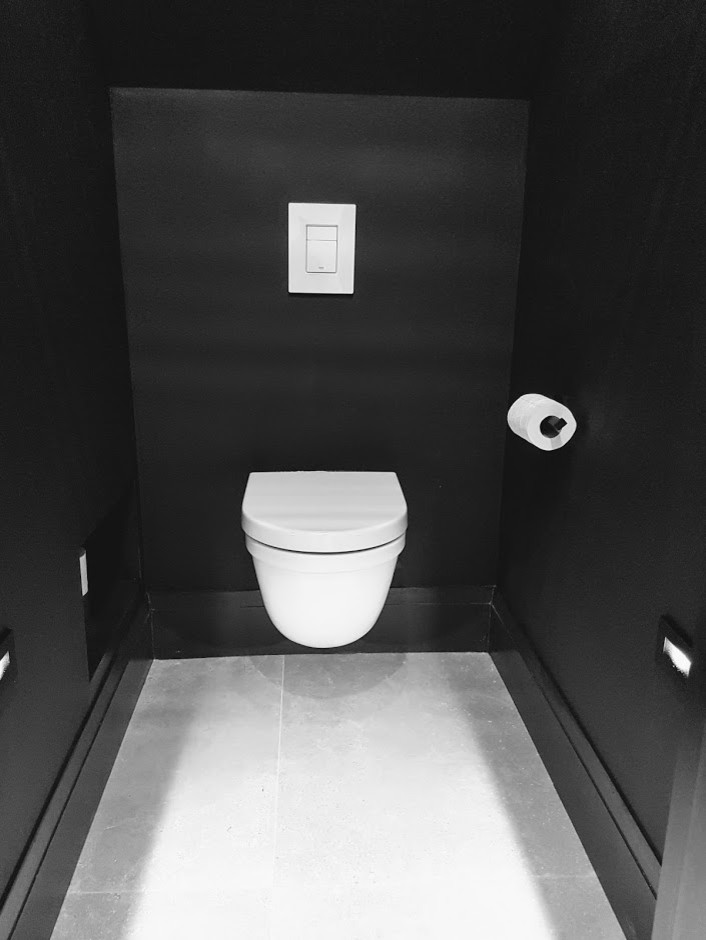 Idéer för ett stort modernt toalett, med släta luckor, grå skåp, en vägghängd toalettstol, vit kakel, keramikplattor, svarta väggar, klinkergolv i porslin, ett undermonterad handfat, bänkskiva i kvarts och grått golv