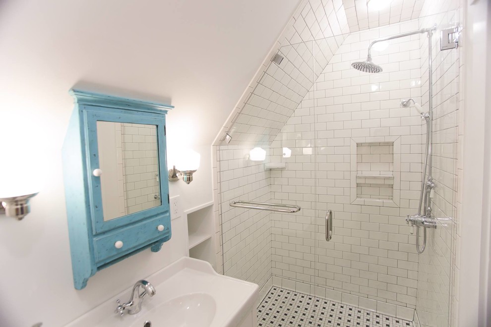 Kleines Klassisches Badezimmer mit flächenbündigen Schrankfronten, weißen Schränken, Duschnische, weißen Fliesen, Keramikfliesen, weißer Wandfarbe und Keramikboden in Cincinnati