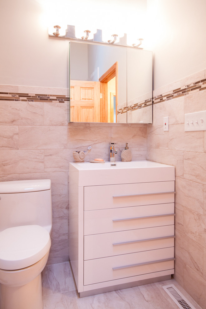 Foto de cuarto de baño clásico de tamaño medio con sanitario de una pieza, baldosas y/o azulejos beige, paredes blancas y aseo y ducha