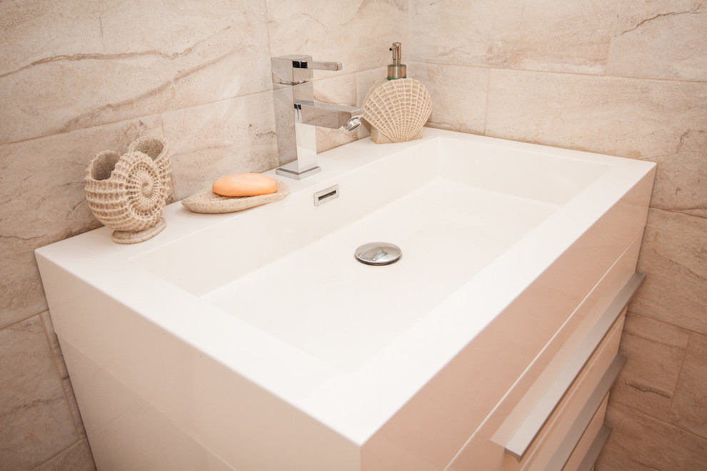Foto de cuarto de baño tradicional de tamaño medio con baldosas y/o azulejos beige y aseo y ducha