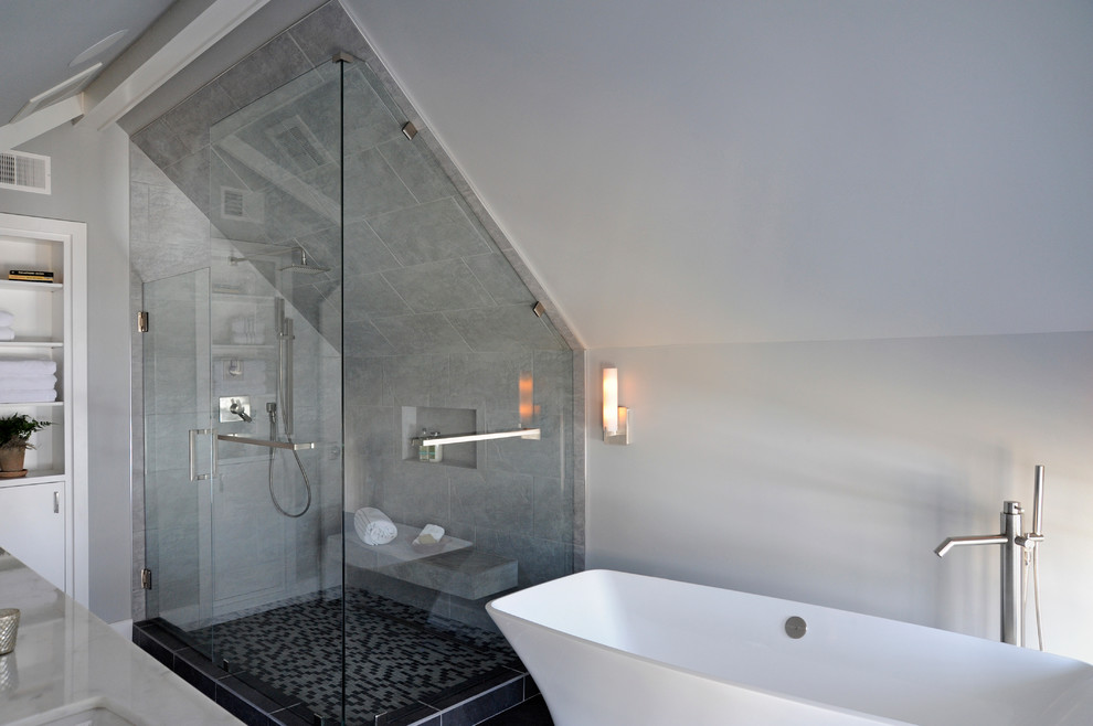Modern inredning av ett mellanstort en-suite badrum, med svarta skåp, ett fristående badkar, en hörndusch, grå kakel, porslinskakel, vita väggar, skiffergolv, ett undermonterad handfat och bänkskiva i kvarts