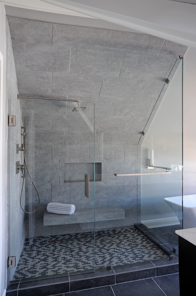 Réalisation d'une salle de bain principale minimaliste de taille moyenne avec des portes de placard noires, une baignoire indépendante, une douche d'angle, un carrelage gris, des carreaux de porcelaine, un mur blanc, un sol en ardoise, un plan de toilette en quartz modifié et un lavabo encastré.