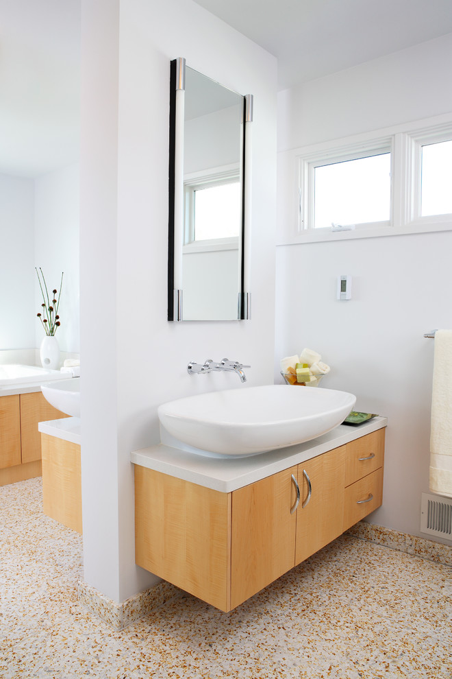 Источник вдохновения для домашнего уюта: ванная комната в современном стиле с настольной раковиной, плоскими фасадами и светлыми деревянными фасадами