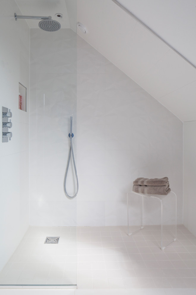 Inredning av ett nordiskt litet en-suite badrum, med en öppen dusch, vit kakel, keramikplattor, med dusch som är öppen, en toalettstol med hel cisternkåpa, vita väggar, klinkergolv i keramik och beiget golv