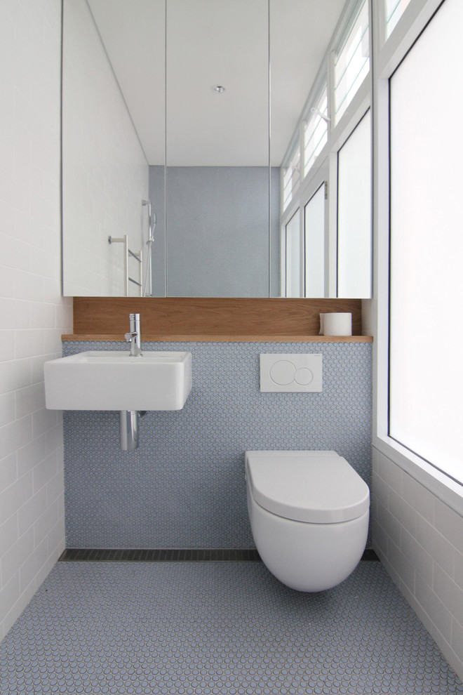 Свежая идея для дизайна: ванная комната в стиле модернизм с подвесной раковиной и полом из мозаичной плитки - отличное фото интерьера